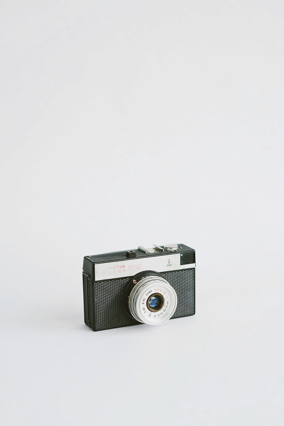 Digital Retro Cameras vs. Disposable Film Cameras: Which One is Right for You?